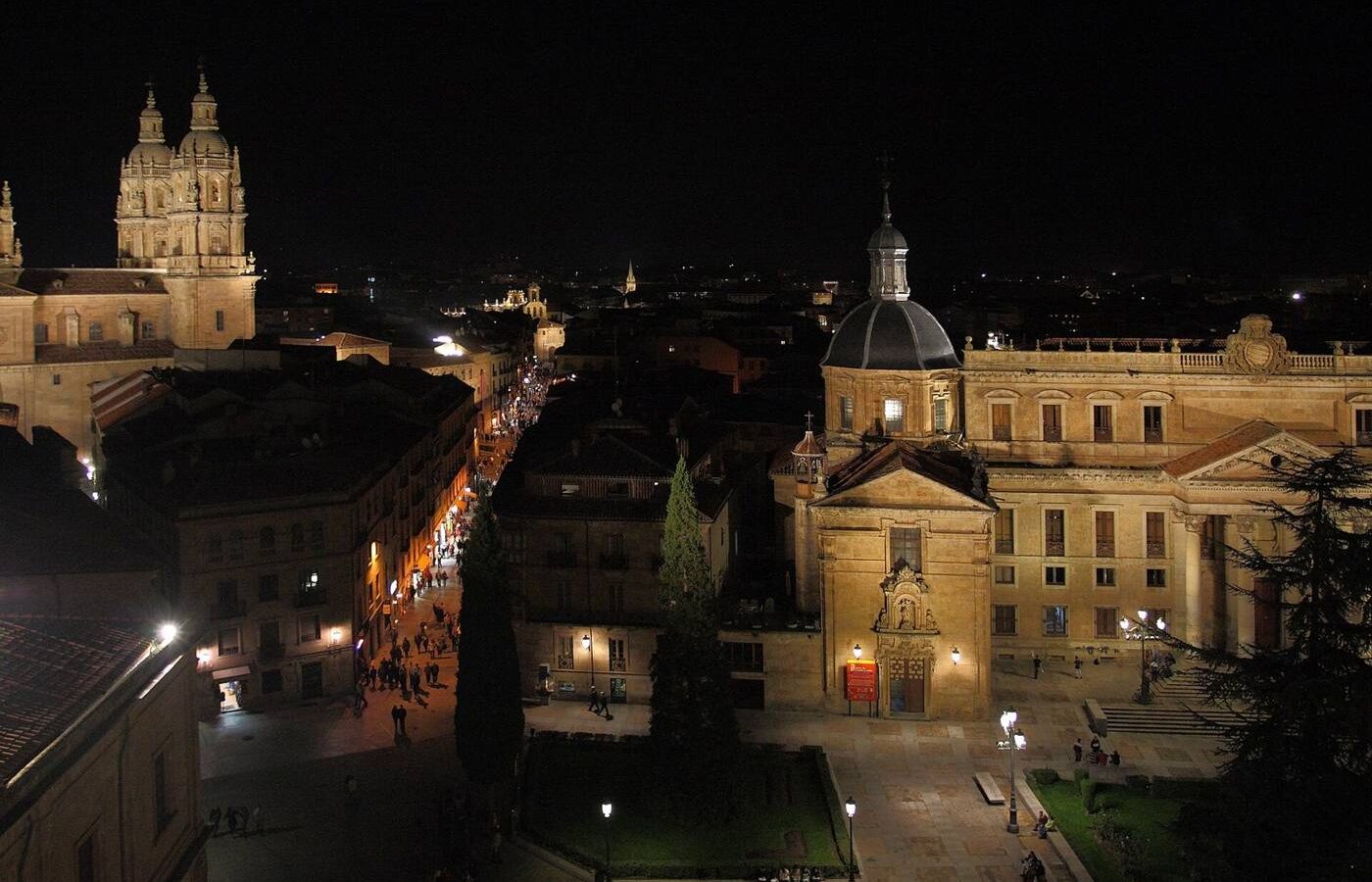 La Rúa Mayor y las torres de la Clerecía de noche