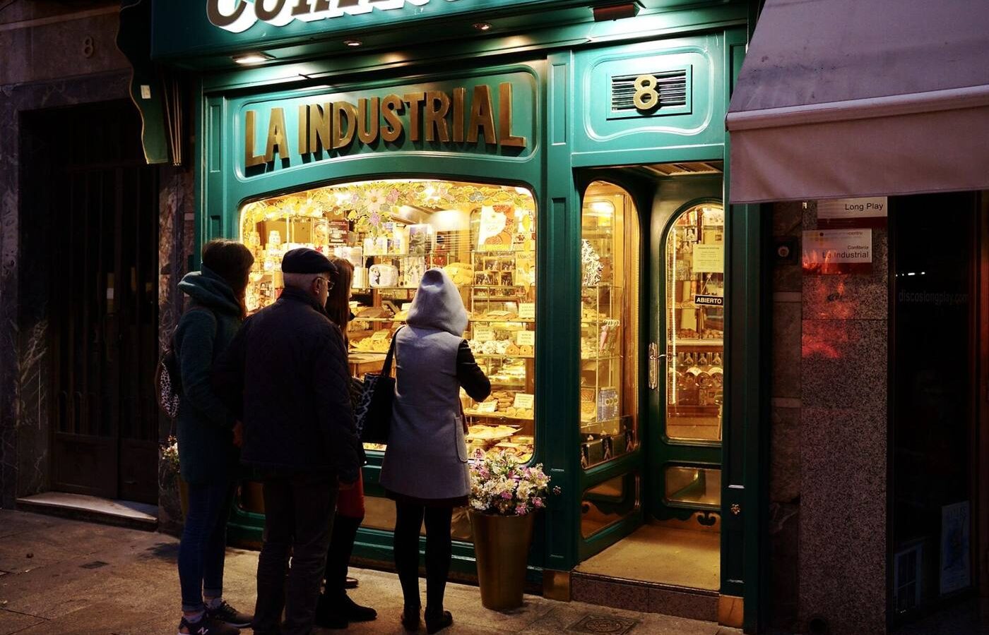 Escaparate de una tienda de ultramarinos en Salamanca de noche